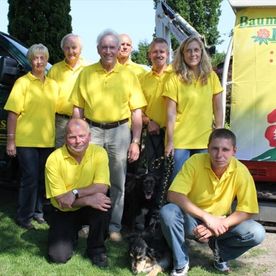 Enno, Peter und Carola Keilers mit Mitarbeitern der Baumschule Keilers